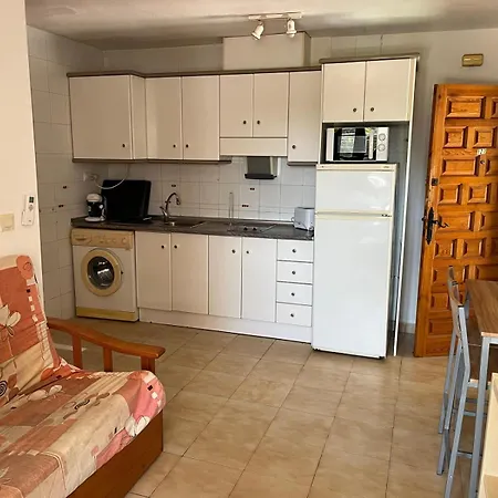 Апартаменти Jardin : Bright Spacious One Bedroom Flat